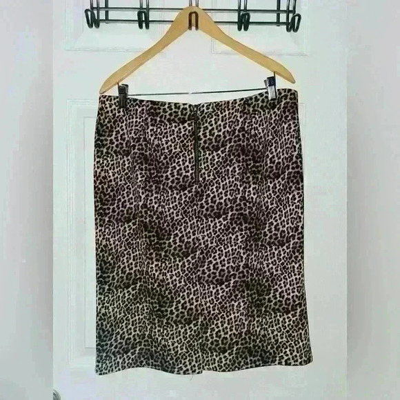 Alfani sexy cheetah print skirt with zipper enclosure size 14. - Picture 3 of 3